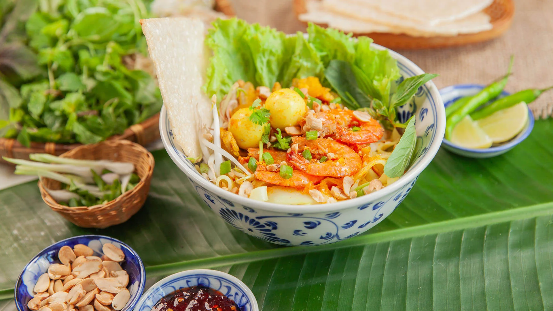 Thưởng thức đặc sản địa phương gần bãi biển Non Nước (Ảnh Sưu tầm)