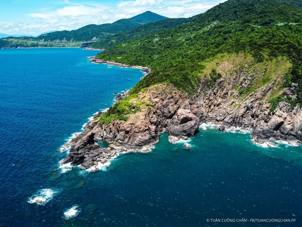 Toàn cảnh mũi Nghê Sơn Trà với vách đá hùng vĩ và biển xanh