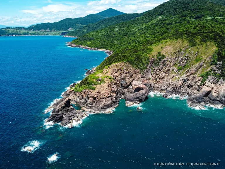 Toàn cảnh mũi Nghê Sơn Trà với vách đá hùng vĩ và biển xanh