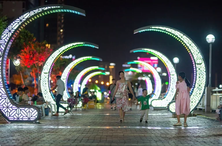 Toàn cảnh phố đi bộ Bạch Đằng Đà Nẵng lung linh về đêm với đèn led và người dân tham quan