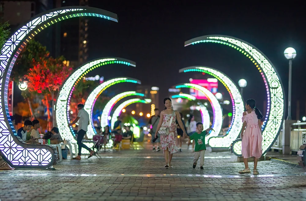 Toàn cảnh phố đi bộ Bạch Đằng Đà Nẵng lung linh về đêm với đèn led và người dân tham quan