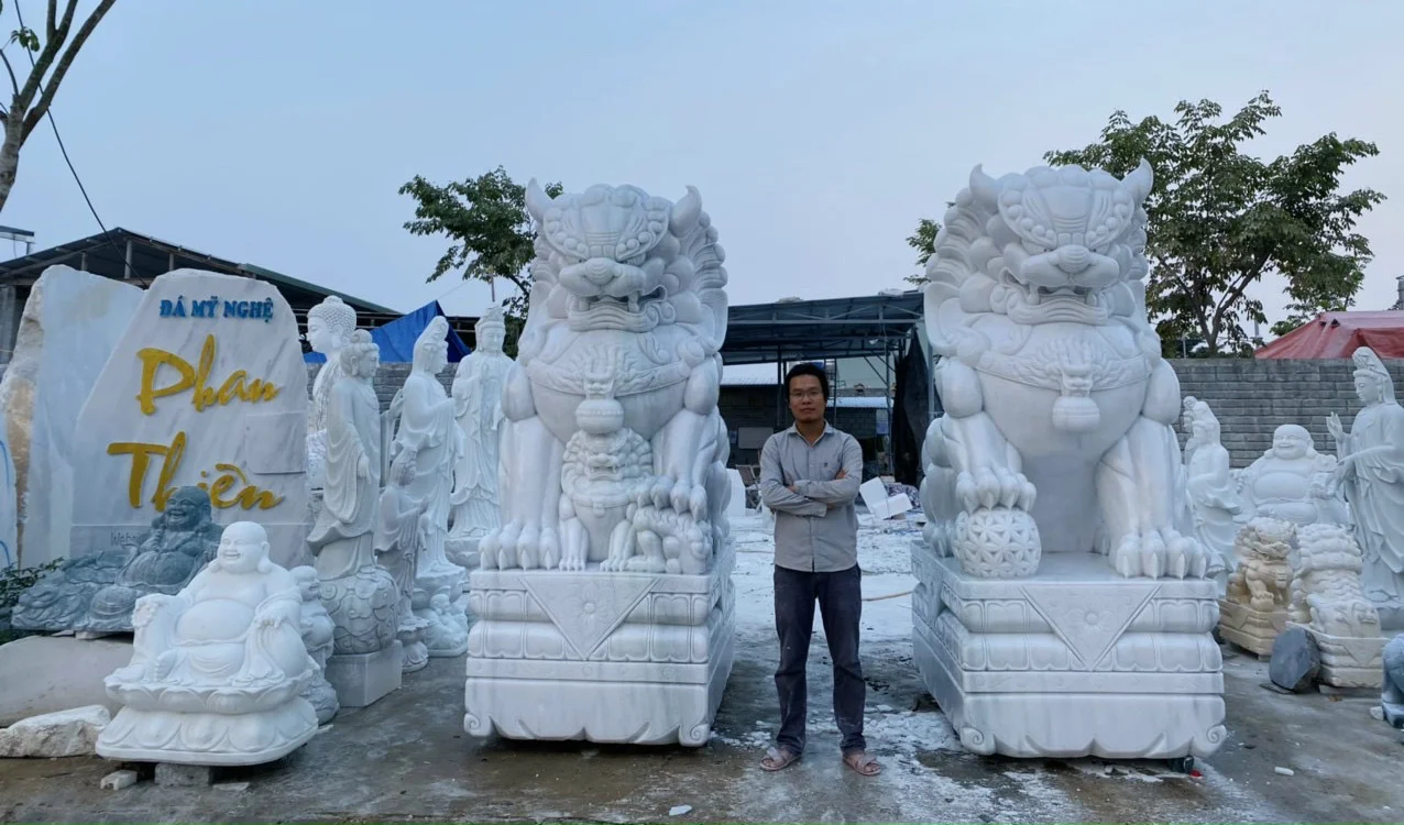 Du khách tham quan làng đá mỹ nghệ Non Nước Đà Nẵng vào buổi chiều mát mẻ Du khách tham quan làng đá mỹ nghệ Non Nước Đà Nẵng vào buổi chiều mát mẻ