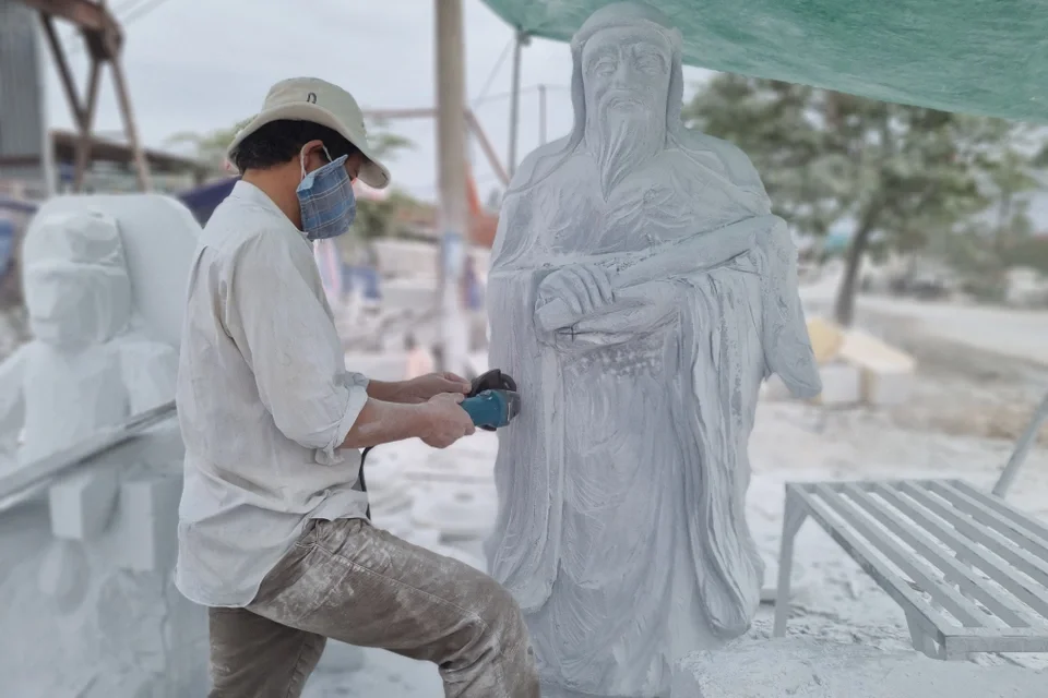 Nghệ nhân tại làng đá mỹ nghệ Non Nước đang tỉ mỉ chạm khắc tượng Phật Nghệ nhân tại làng đá mỹ nghệ Non Nước đang tỉ mỉ chạm khắc tượng Phật