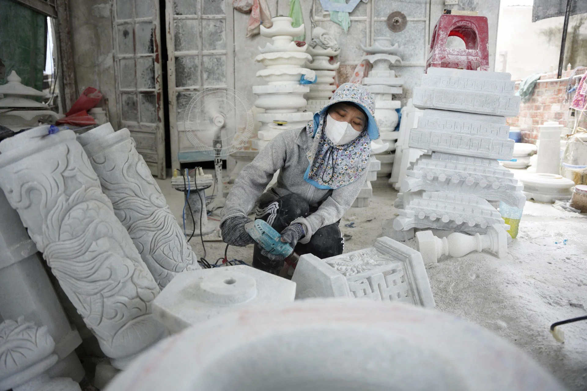 Những khối đá nguyên liệu lớn được tập kết tại xưởng chế tác Những khối đá nguyên liệu lớn được tập kết tại xưởng chế tác