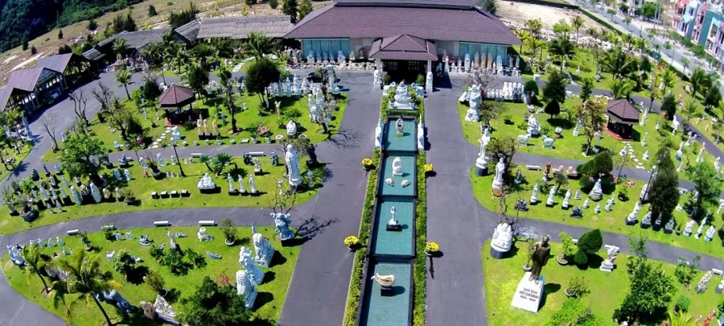 Toàn cảnh làng đá mỹ nghệ Non Nước với hàng trăm tác phẩm điêu khắc đá