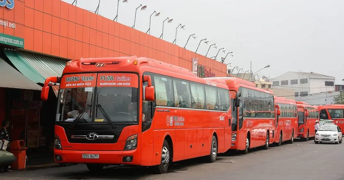 Xe Phương Trang chạy tuyến Đà Nẵng Ninh Bình màu cam đặc trưng Xe Phương Trang chạy tuyến Đà Nẵng Ninh Bình màu cam đặc trưng