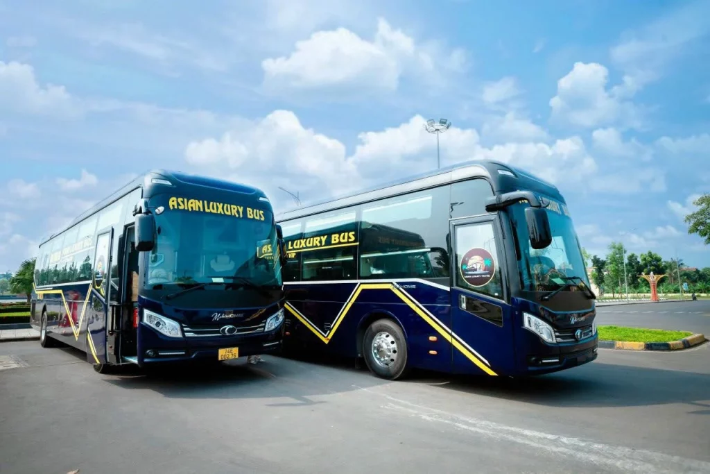 Xe khách Thủy Ngân chạy tuyến Hà Nội Đà Nẵng tại bến xe Nước Ngầm