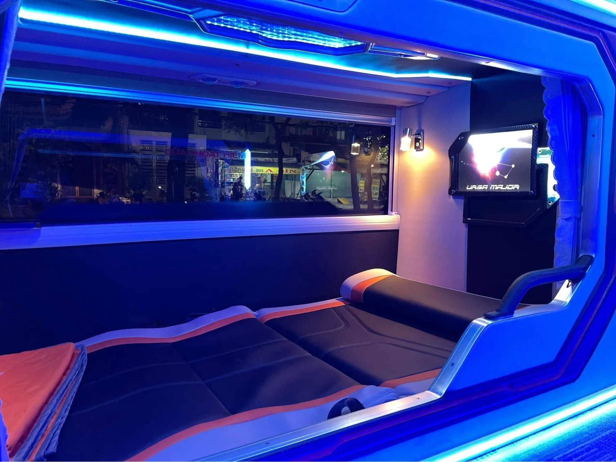 image3 Hình ảnh nội thất xe khách hoàng long với thiết kế giường nằm tiêu chuẩn.