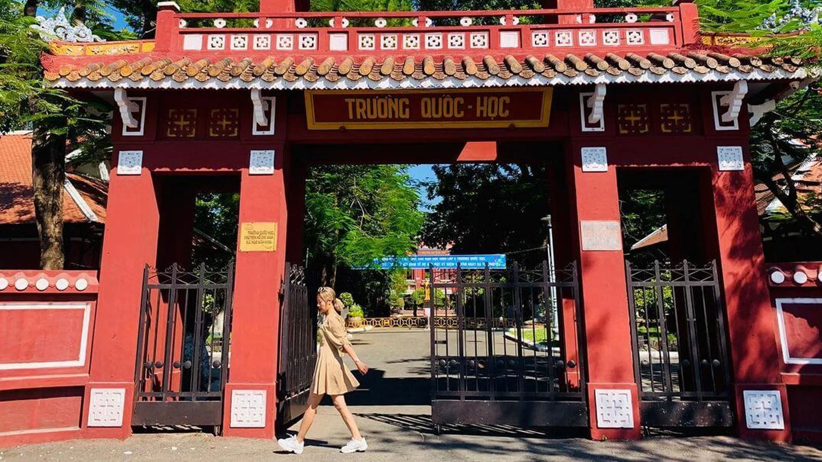 Cổng trường Quốc Học Huế nổi bật với kiến trúc tam quan và mái ngói âm dương màu đỏ gạch Cổng trường Quốc Học Huế nổi bật với kiến trúc tam quan và mái ngói âm dương màu đỏ gạch