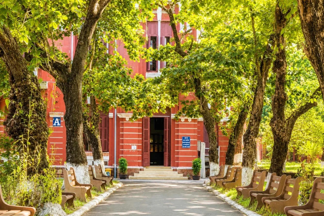 Dãy hành lang tường đỏ sẫm mang đậm kiến trúc Pháp tại trường Quốc Học Huế Dãy hành lang tường đỏ sẫm mang đậm kiến trúc Pháp tại trường Quốc Học Huế