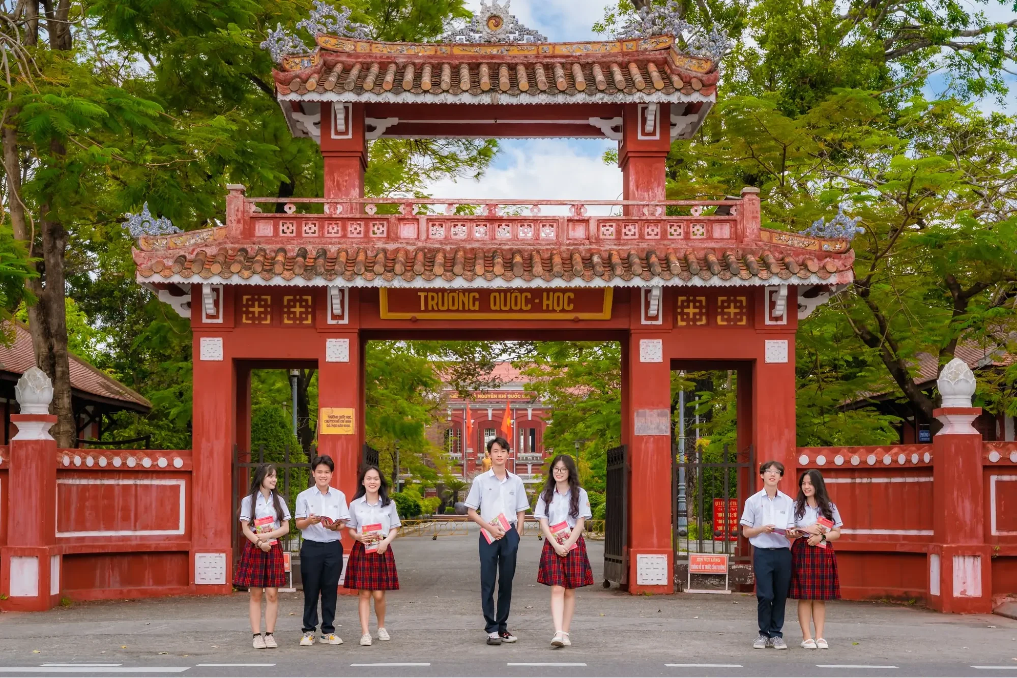 Địa chỉ trường Quốc Học Huế tọa lạc ngay trên trục đường Lê Lợi sầm uất bên bờ sông Hương Địa chỉ trường Quốc Học Huế tọa lạc ngay trên trục đường Lê Lợi sầm uất bên bờ sông Hương