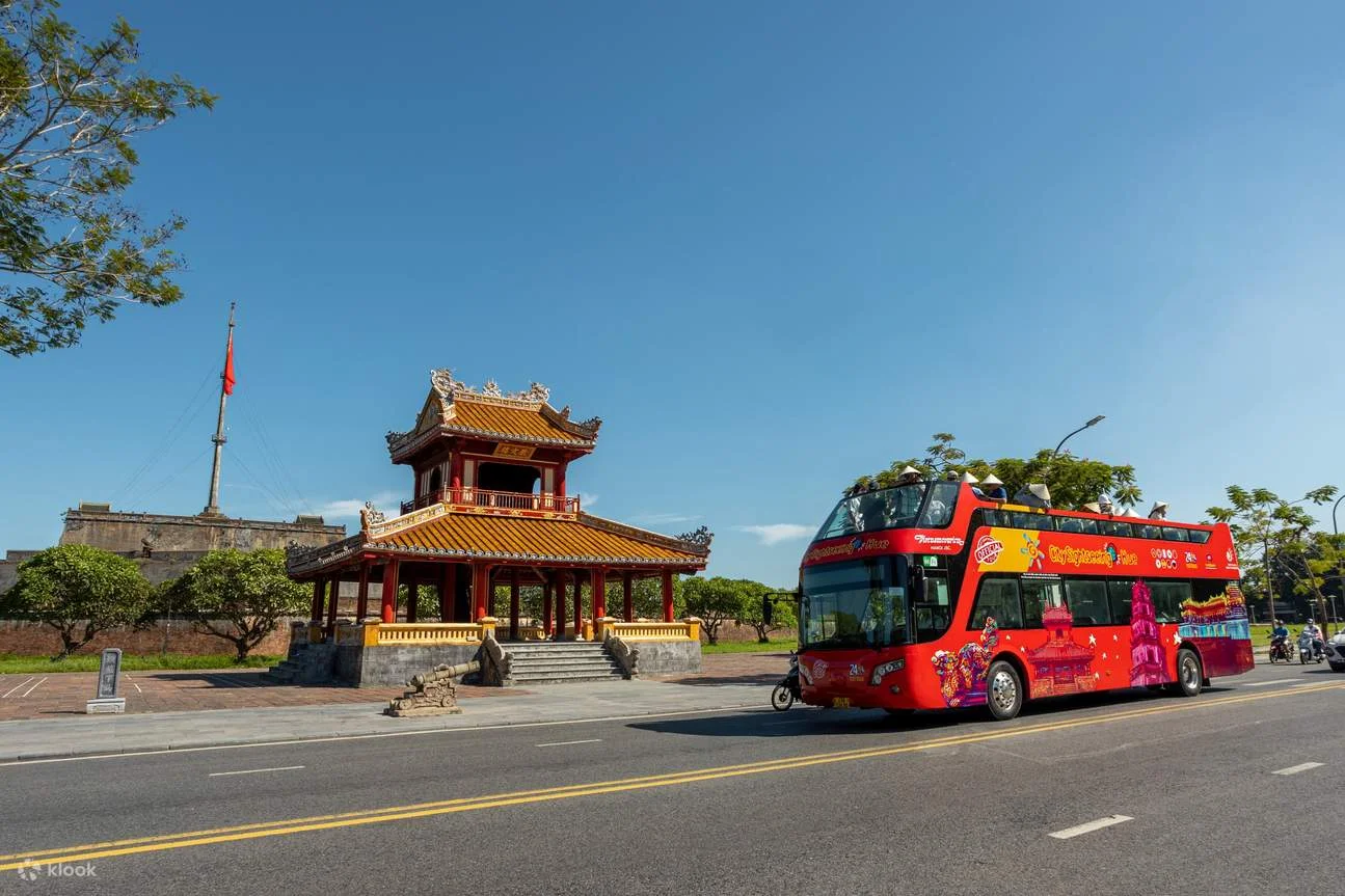 Trải nghiệm ngắm cảnh Cố đô Huế từ trên cao bằng xe bus 2 tầng Queen Bus Trải nghiệm ngắm cảnh Cố đô Huế từ trên cao bằng xe bus 2 tầng Queen Bus