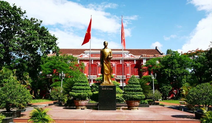 Tượng đài Nguyễn Tất Thành nằm giữa khuôn viên trường Quốc Học Huế mang đậm dấu ấn lịch sử Tượng đài Nguyễn Tất Thành nằm giữa khuôn viên trường Quốc Học Huế mang đậm dấu ấn lịch sử