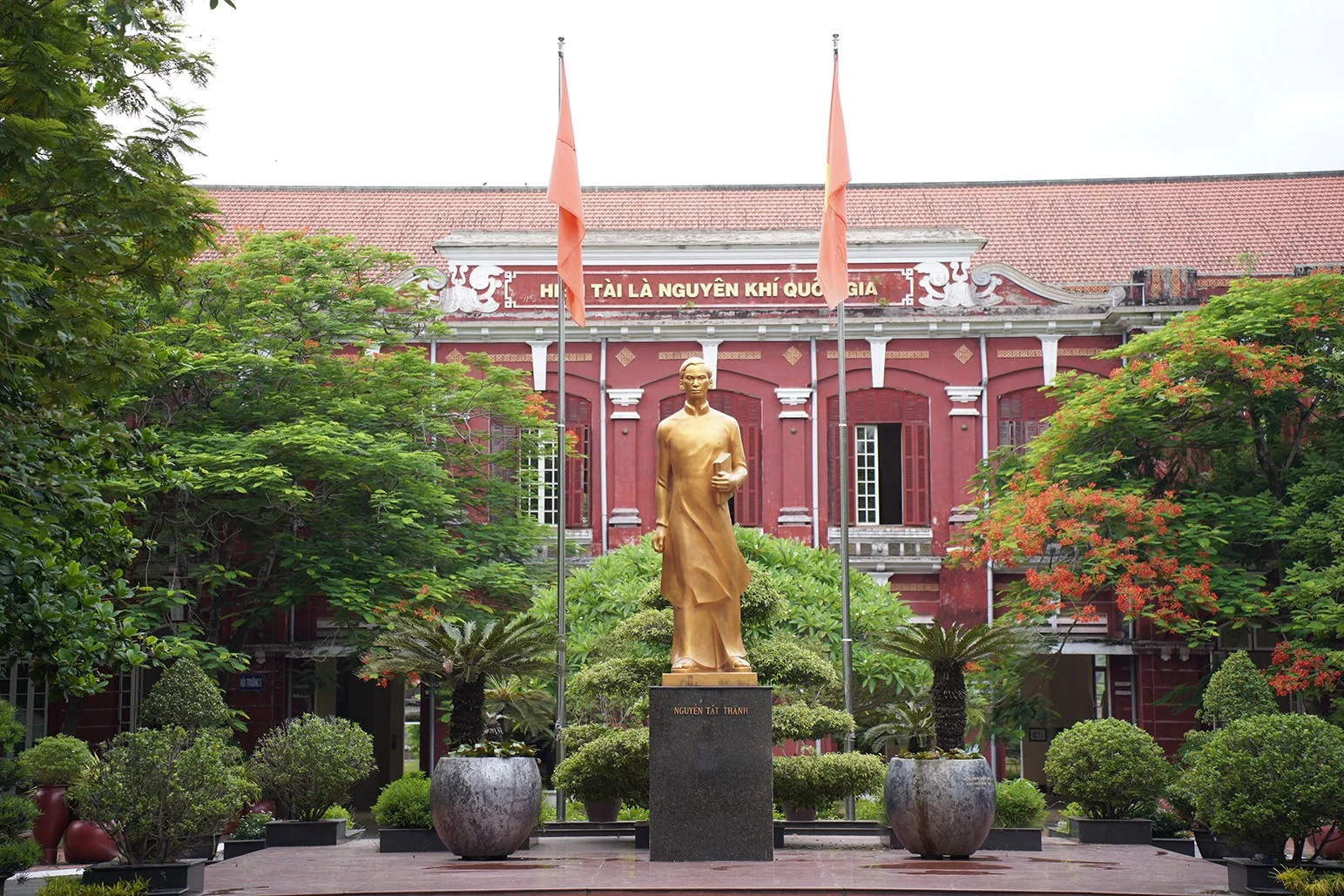 Tượng đài Nguyễn Tất Thành trang nghiêm giữa khuôn viên trường Quốc Học Huế Tượng đài Nguyễn Tất Thành trang nghiêm giữa khuôn viên trường Quốc Học Huế